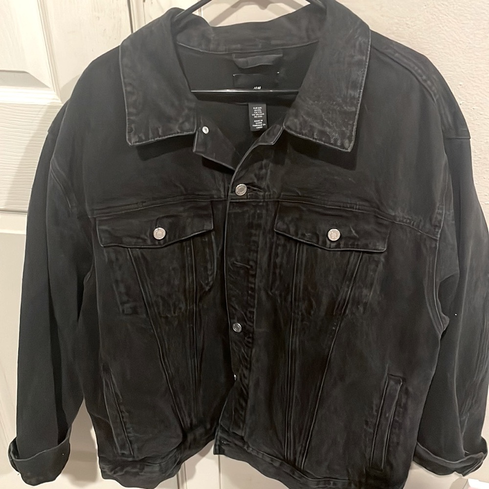 all Black Denim Jean Jacket with pockets. Size: XXL